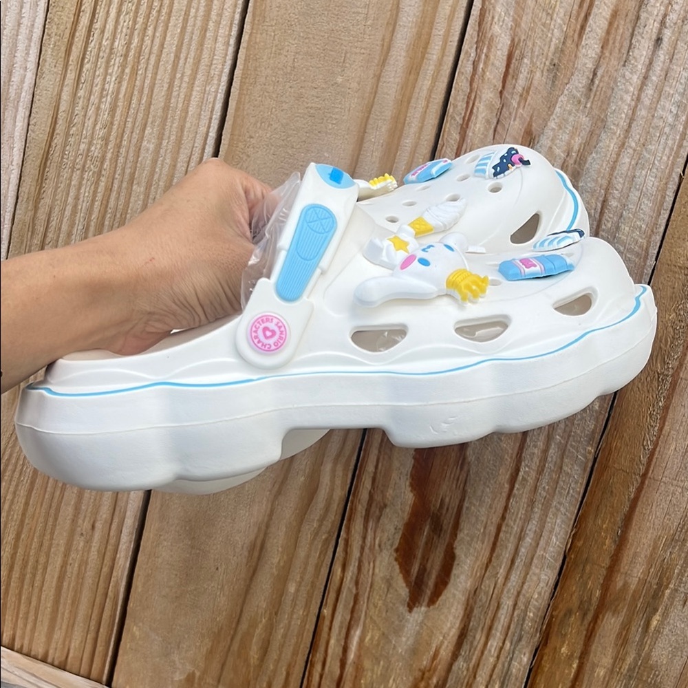 Cinnamon Rolls Kids Clogs Girls Sandals Girls Slippers with Cute Charms - Picture 2 of 3